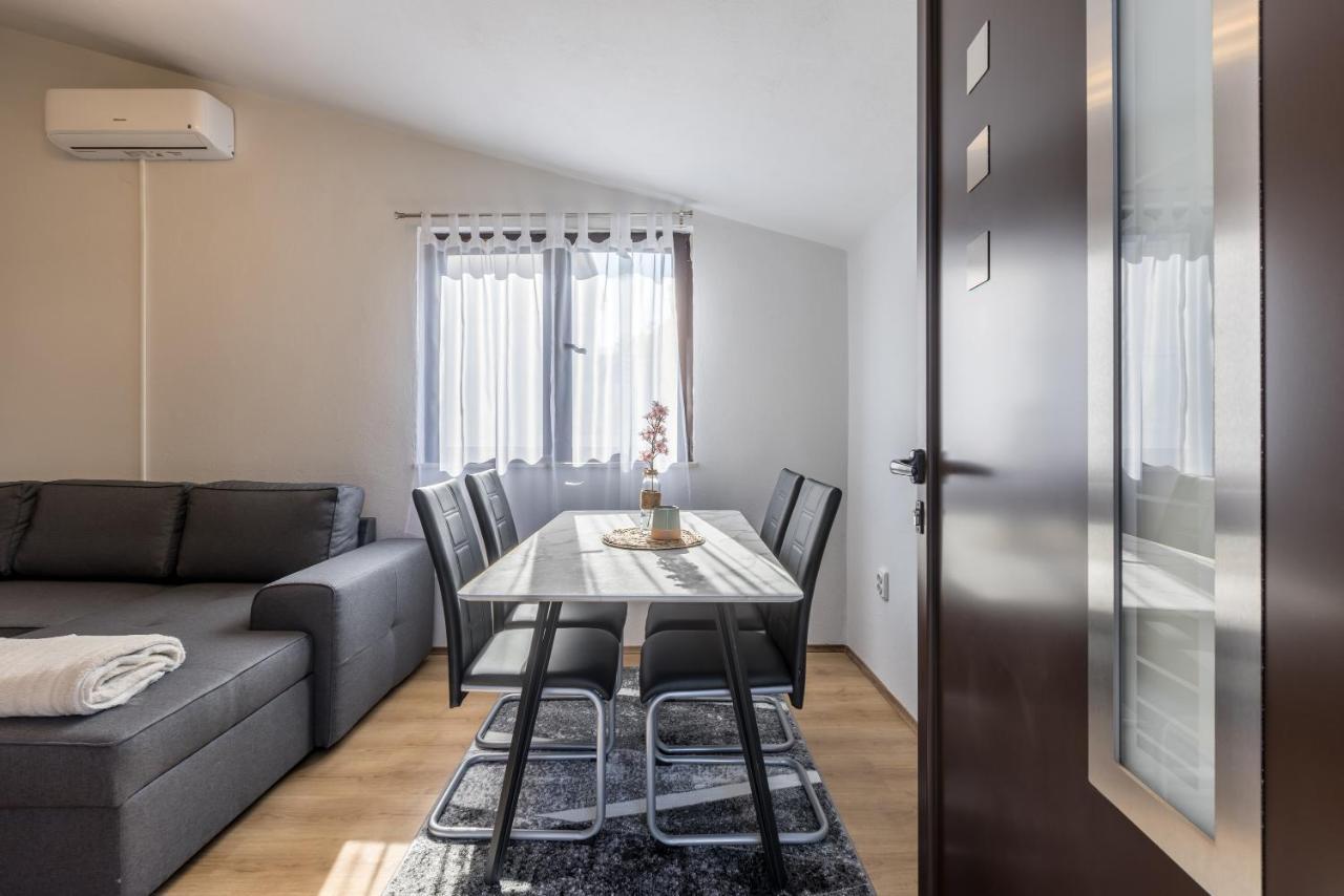 Lamaro Apartment *