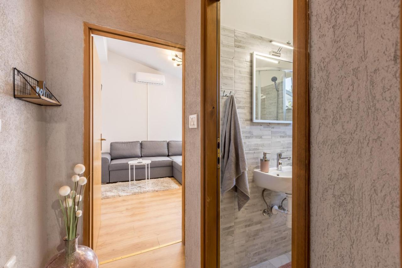 Lamaro Apartment *