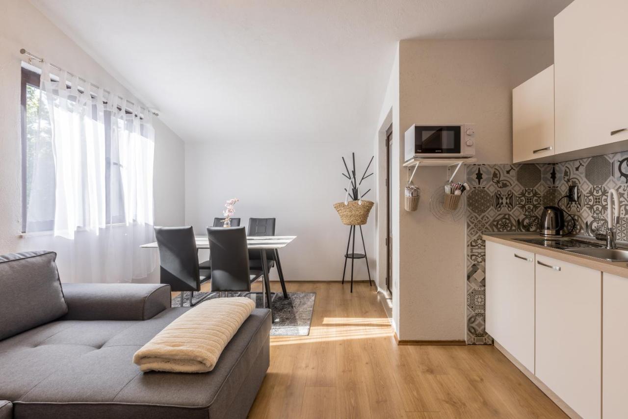Lamaro Apartment *